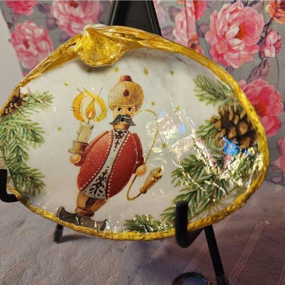 DECOUPAGE CLAM SHELL DECOUPAGE CHRISTMAS WISEMAN 🎄 ON A CLAM SHELL TRINKET DISH - Picture 3 of 11